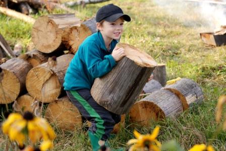 Choose your driest wood with the straightest grain when splitting kindling